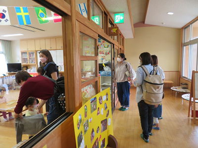 保護者が子どもたちの様子を見学している写真