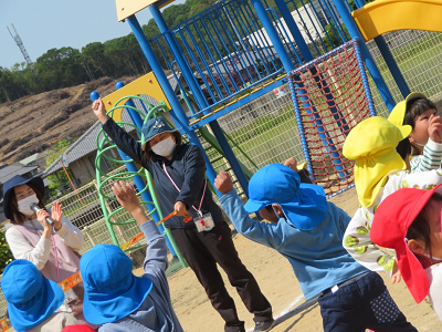 手を上げてガッツポーズをする園児たちの写真