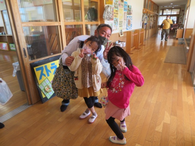 保護者の男性の方と、ピースサインでポーズを取って写真に映る2人の女の子の写真