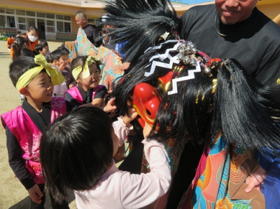 獅子の口や鼻に手を入れて、興味津々な子どもたちの写真