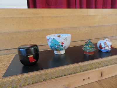 茶道で使用する茶碗や棗などの道具が並んでいる様子の写真