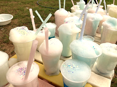 カラフルな泡が入ったカップが並べられきれいに飾られている写真