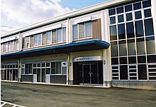 入口が自動ドアになっている津田保健センターの外観の写真