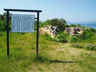 見晴らしの良い高台の写真。左側に説明看板が建てられている。