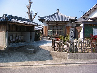 瓦の屋根の弘恩寺の本堂が写っている写真