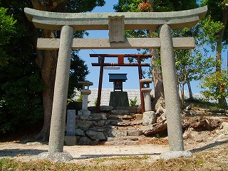 手前に石の鳥居と奥に赤い鳥居が順番に並んでいて奥に小さな社がある写真