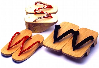 色取り取りの色の鼻緒の形状が異なる下駄の写真