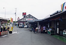 広い路地の周りに商店街があって奥に大きな建物がある写真