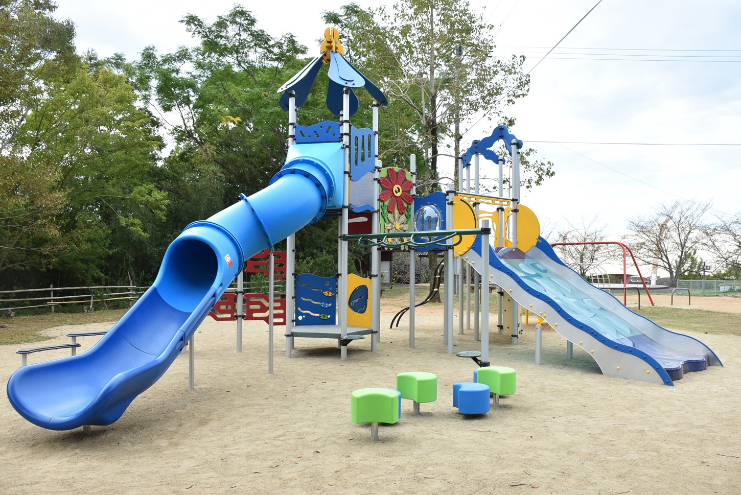 2種類の滑り台が付いた遊具の写真