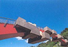 凹凸のある赤い橋を斜め下から写した写真