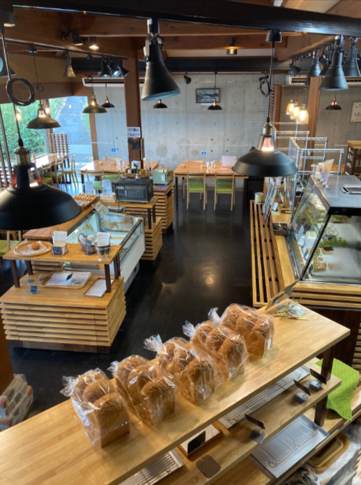 パンの並んだ店内の写真