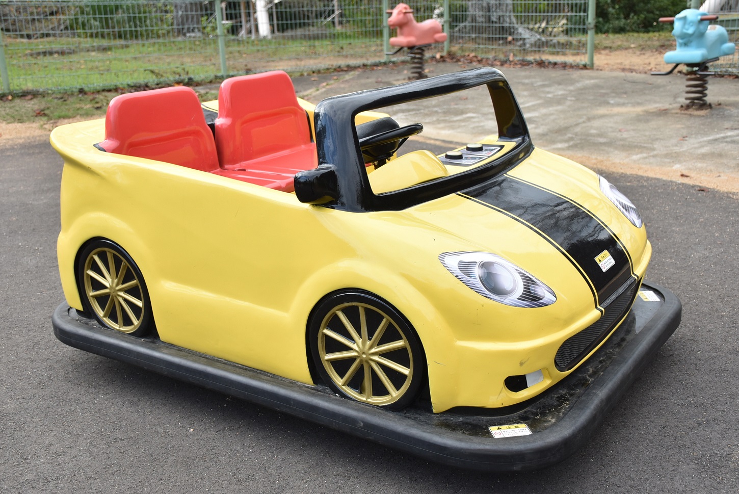 黄色い二人乗りのゴーカートの写真