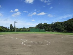 ホームベース側から見たグラウンドの写真