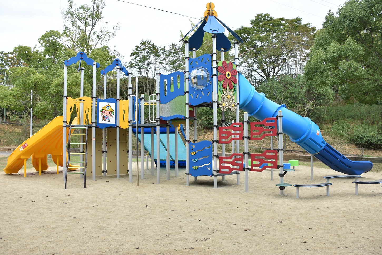 3種類の滑り台が付いた遊具の写真