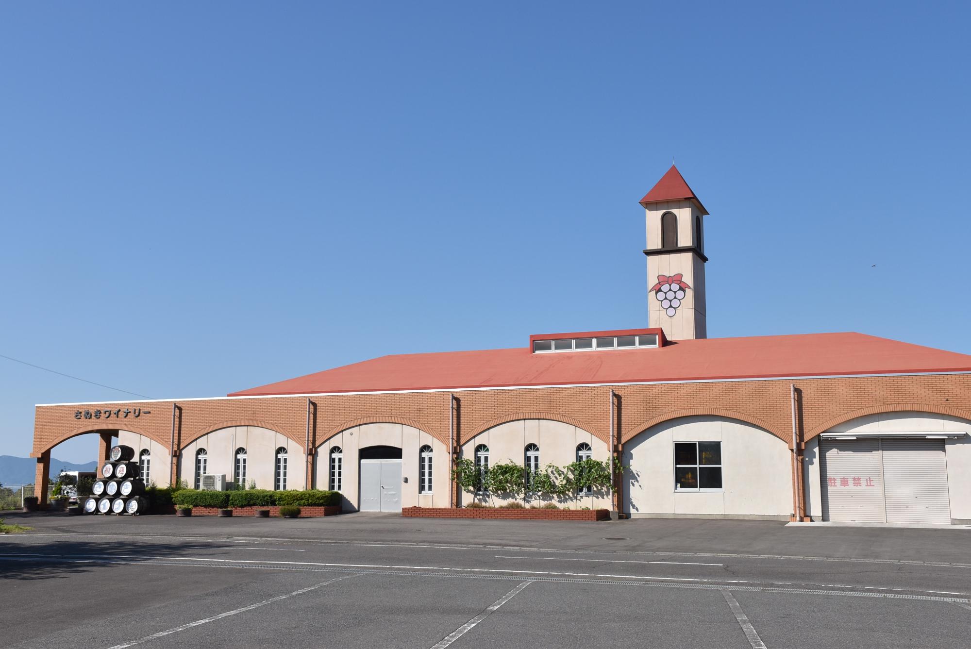 さぬきワイナリーと書かれた茶色の屋根をした建物の写真