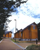 数件のオレンジ色の壁のコテージの写真