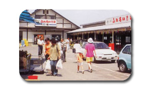 ふれあい広場と書かれた看板が掲げられているエリアに人が行き交っている写真