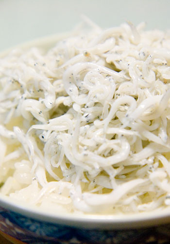 ご飯の上にシラスが乗っている写真