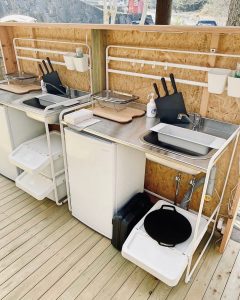 ウッドデッキに並んだ簡易的なキッチンの写真