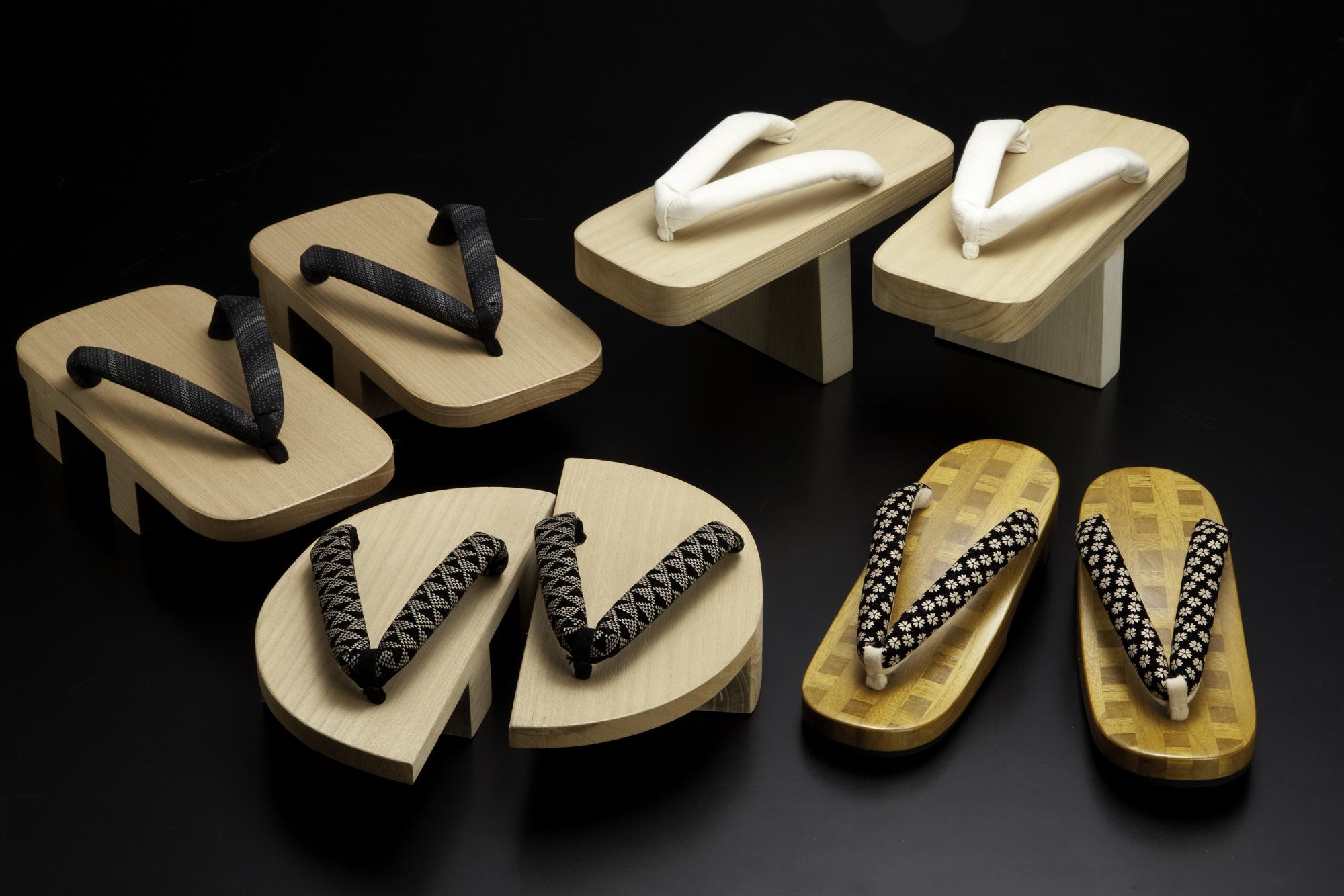 形の違った4種類の下駄が並べられている写真