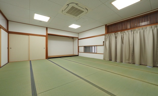 カーテンが閉められた和室の写真