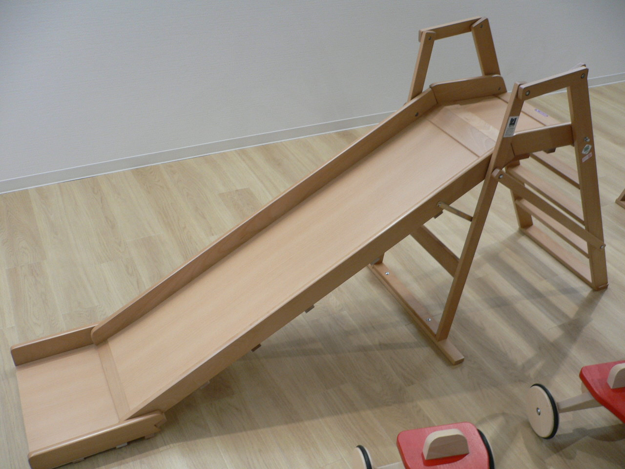 室内に置かれた木製滑り台の写真