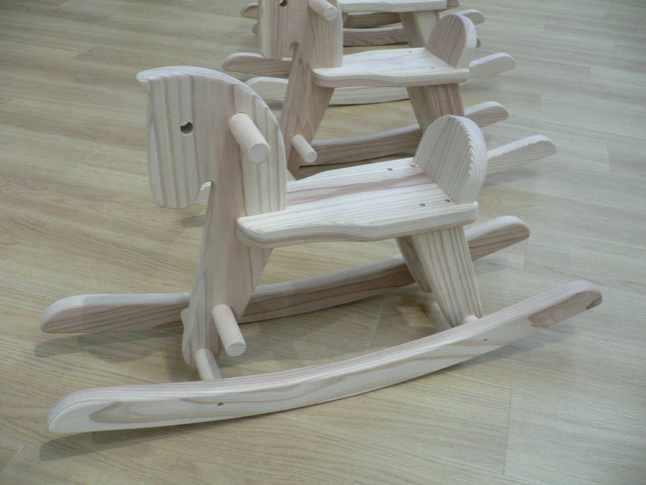 室内に置かれた木馬の写真