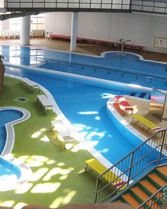 木漏れ日が射す人のいない室内プールの写真