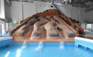 3股に分かれた茶色いウォータースライダーの写真