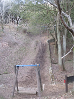 木製のスカイロープが設置されている写真