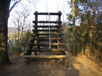 坂になるように組まれた丸太にロープが垂れ下がっている写真