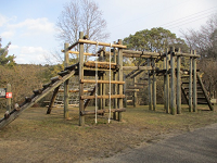 丸太やロープで作られたジャングルジムの写真