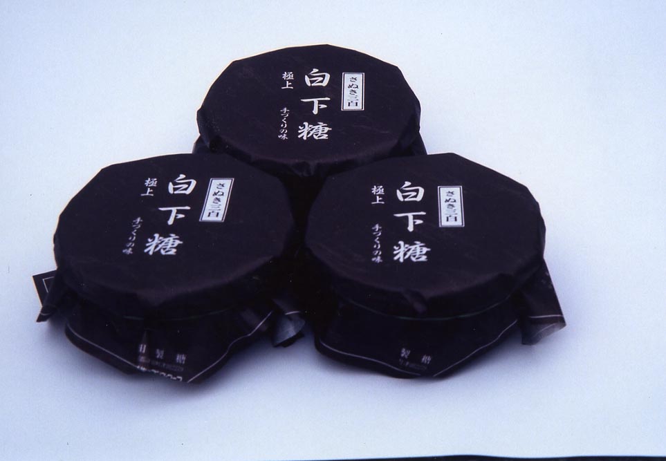 黒い包装紙に白字で「白下糖」と書かれた商品が3つ並んだ写真