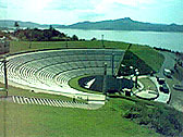 野外に設置された扇状の客席の写真