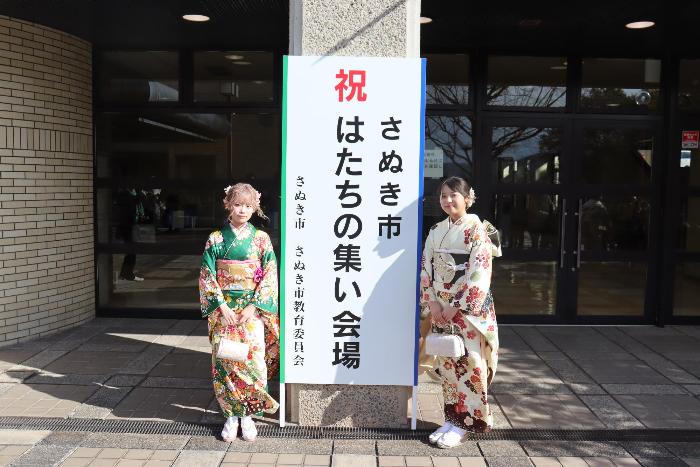 式典会場に集まった多くの参加者が記念撮影などをしている写真