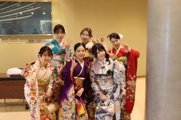 会場で撮影された振袖姿の式典参加者の写真