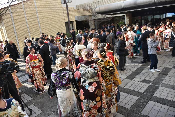 会場で旧友や恩師と記念撮影をしたり、再会を喜ぶ参加者たちの写真