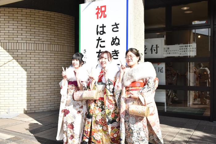 会場で旧友や恩師と記念撮影をしたり、再会を喜ぶ参加者たちの写真