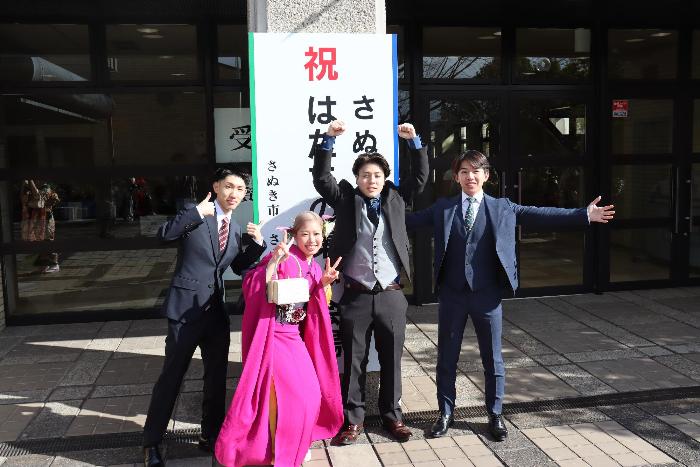 式典会場に集まった多くの参加者が記念撮影などをしている写真