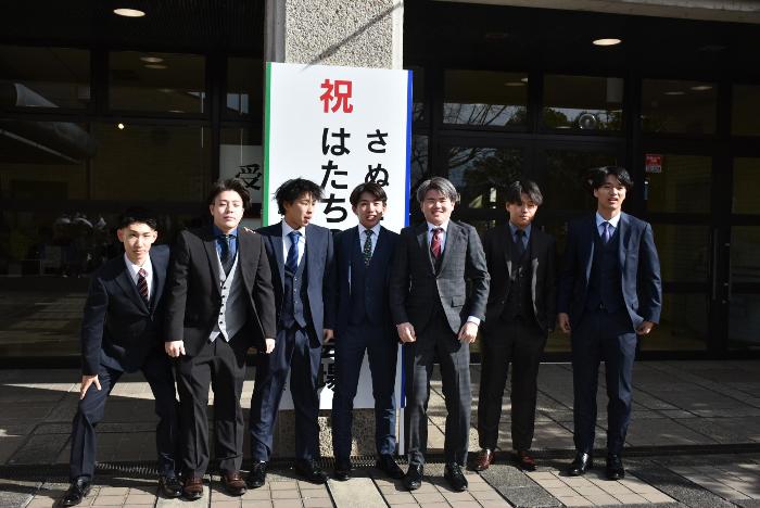 会場で旧友や恩師と記念撮影をしたり、再会を喜ぶ参加者たちの写真