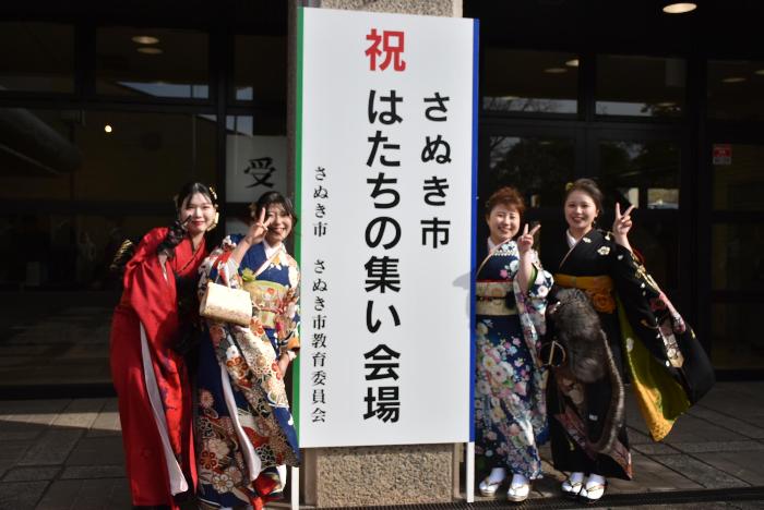 式典会場に集まった多くの参加者が記念撮影などをしている写真