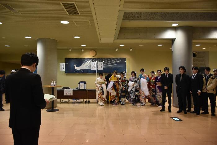 着物やスーツ姿の参加者たちがロビーに集まっている写真