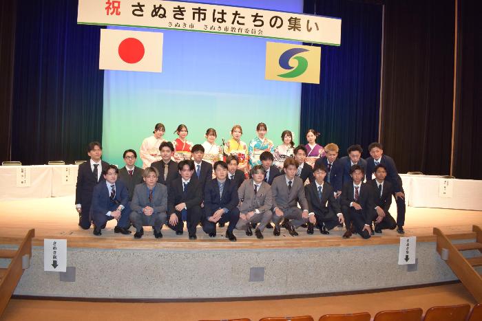 壇上で記念撮影する参加者の写真