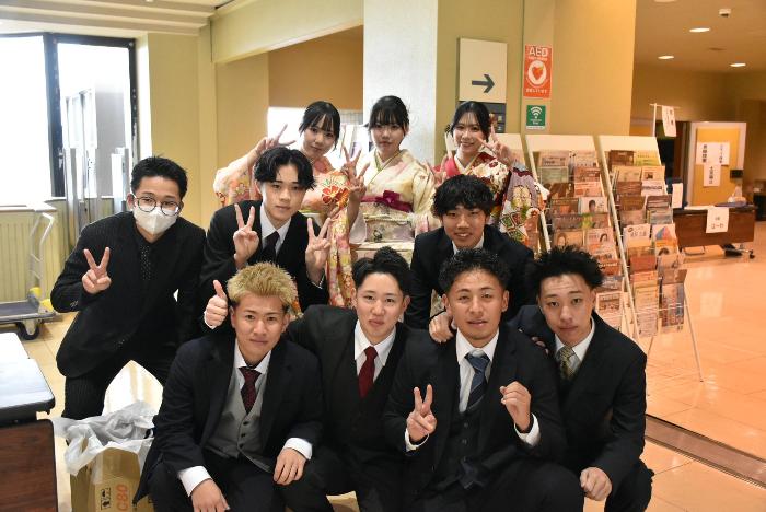 受付で参加者が集まってピースしている写真