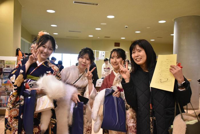 会場で撮影された振袖姿の式典参加者の写真