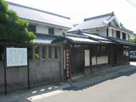 瓦屋根の大きな屋敷の正面の写真