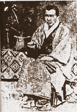 イスに座っている男性の写真