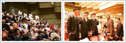 会場の座席で撮影された振袖姿やスーツ姿の式典参加者の2枚の写真