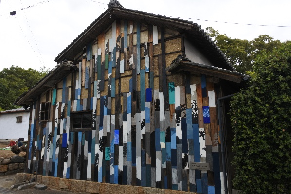カラフルな板で覆われた建物の外観の写真