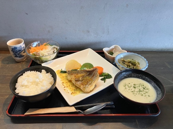 白身魚のソテーとご飯やスープが並んだ和風定食の写真